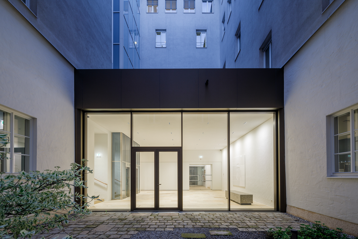 Umbau Bauen im Bestand Landhaus Linz Architektur Innenarchitektur Geländer Marmor Eiche historisch Ausgrabung Archäologie